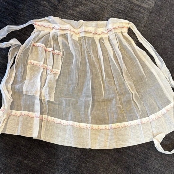 VINTAGE SHEER WHITE COTTON APRON~POCKET~PINK EYELET  TRIM~MARGE OF HOLLYWOOD - Picture 1 of 12